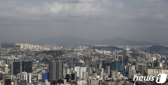 추위가 한풀 꺽인 뒤 불청객 초미세먼지 농도가 '나쁨' 수준을 보이고 있는 지난 달 31일 서울 중구 남산에서 바라 본 서울 하늘에 도심 위로 옅은 미세먼지 띠가 보이고 있다. 2021.1.31/뉴스1 © News1 권현진 기자