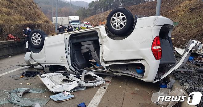 1일 오전 8시26분쯤 세종시 금남면 당진-영덕고속도로 남세종 나들목 진입로 구간에서 승합차가 전복됐다. 이 사고로 승합차에 타고 있던 12명 중 7명이 숨졌다. 이들은 한 철근회사에 근무하는 중국 출신 노동자로 회사 기숙사로 돌아가는 길에 참변을 당한 것으로 전해졌다. (대전소방본부 제공) 2021.2.1/뉴스1