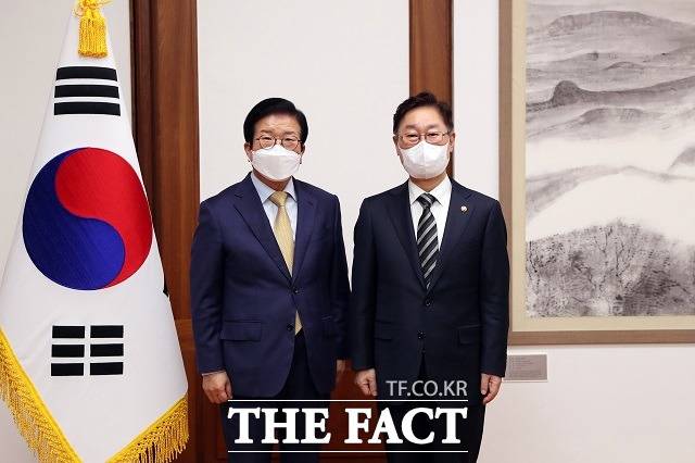 박병석(왼쪽) 국회의장이 1일 오후 서울 여의도 국회의장실에서 예방한 박범계 법무부 장관과 기념촬영을 하고 있다. /국회 제공