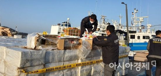 지난달 목포 해상에서 중국산 담배를 밀수하던 어선이 해경에 적발됐다. [사진 제공=해양경찰청]