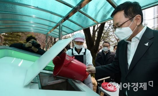 박남춘 인천시장이 1일 음식물류 폐기물 자체처리시설(감량기)시연을 참관하고 있다. [사진 제공=인천시]