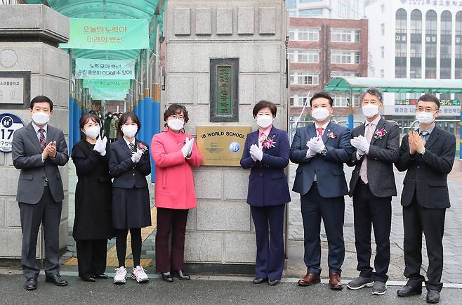 1일 IB월드스쿨로 인증받은 경북대 사범대 부설중학교 앞에서 강은희 대구교육감(왼족에서 5번째) 등이 현판식을 열었다. /대구시교육청