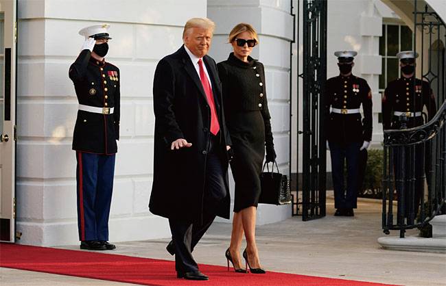 퇴임하는 도널드 트럼프 미국 대통령과 부인 멜라니아 여사가 1월 20일(현지시각) 지난 4년간 생활해온 백악관을 나서 사우스론에 대기하고 있는 대통령 전용 헬기 ‘마린원’으로 향하고 있다. 사진 연합뉴스