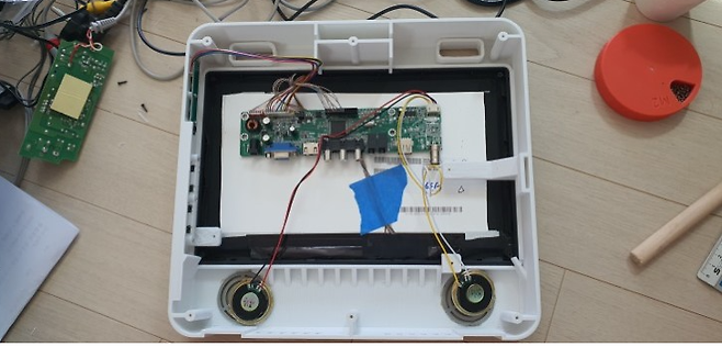 (모니터와 스피커를 이식했다!)
