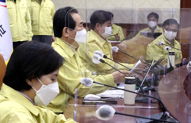 Prime Minister Chung Sye-kyun presides over a meeting of the Central Disaster and Safety Countermeasure Headquarters (CDSCH) at the Central Government Complex in Seoul on the afternoon of Jan. 31. (Yonhap News)