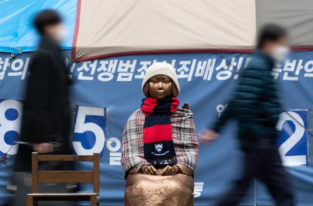 26일 오전 서울 종로구 옛 일본대사관 앞 평화의 소녀상 옆으로 행인들이 지나가고 있다. 뉴스1