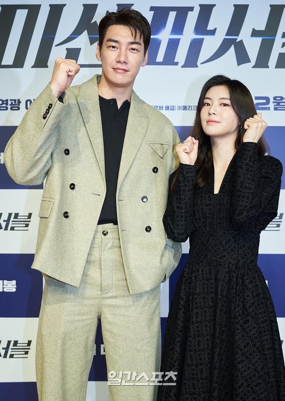 Actor Kim Young-kwang and Lee Sun-bin attend the production report of the movie Mission Passable, which was conducted on Online Live on the morning of the 1st, and have photo time.Mission Passable is scheduled to open in February as a dizzying comic action play in which the president of the post-money business, Excellent, and the secret agent Yuda Hee, who is full of passion, are strategically cooperating to solve the arms trafficking case.