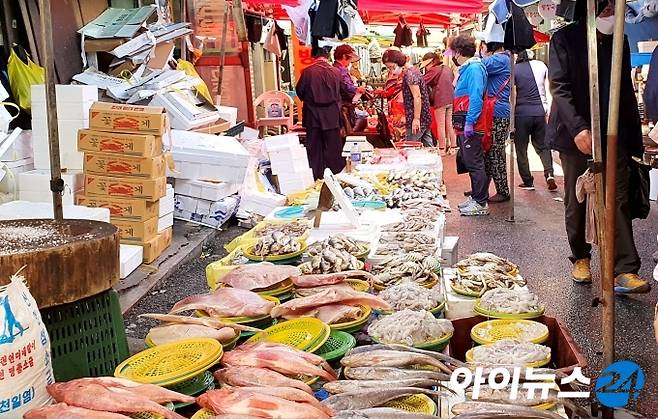 지난해 추석을 맞아 재래시장에서 손님들이 장을 보고 있다. [사진=아이뉴스24 DB]