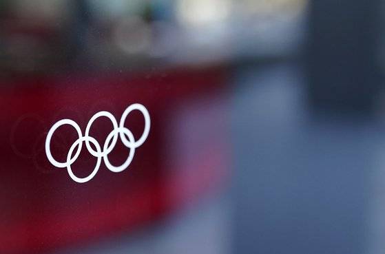 지난 달 21일 일본 도쿄 올림픽 박물관의 창문에 비친 올림픽 마크. [EPA=연합뉴스]