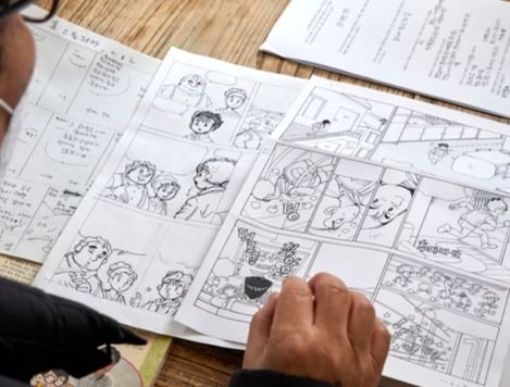 최신오 작가가 ‘쿡스토리아’ 1회 원고를 통해 스케치부터 완성까지 만화를 그리는 과정을 설명했다.