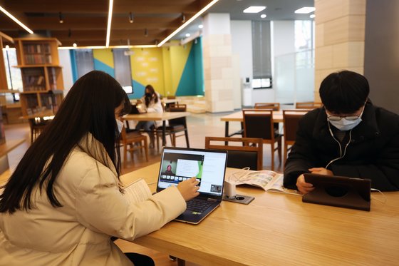 2020년 3월 광주 남구 광주대학교 도서관에서 재학생들이 온라인 강의 등 비대면 방식의 수업을 듣고 있다. [연합뉴스]