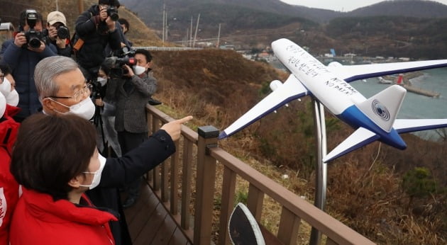 김종인 국민의힘 비상대책위원장이 1일 오전 부산 강서구 가덕도 대항전망대에서 가덕신공항 예정부지를 바라보고 있다. 2021.2.1/뉴스1