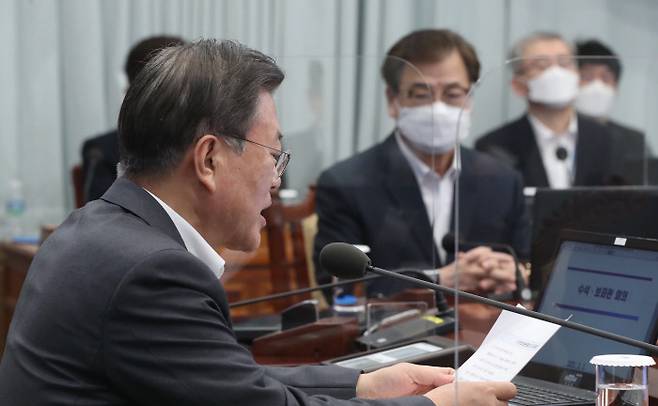 문재인 대통령이 1일 청와대에서 열린 수석·보좌관회의에서 발언하고 있다.   청와대사진기자단