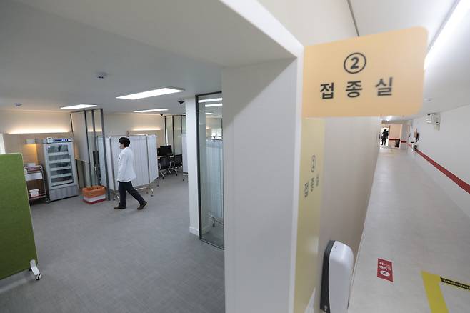 Inside the National Medical Center’s COVID-19 vaccination center (Yonhap)