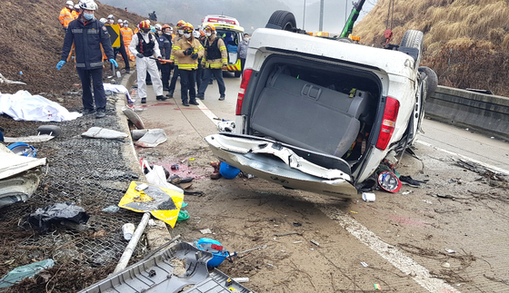 A van overturns Monday morning on an exit ramp off the Dangjin-Yeongdeok Highway in Sejong. Seven of the 12 on board were killed. The passengers were mostly Chinese laborers employed by a ferroconcrete company. [NEWS1]