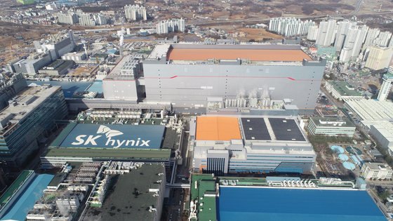 A bird's-eye view of SK hynix's M16 plant in Icheon, Gyeonggi. The chipmaker completed the construction of the new plant on Tuesday. The facility will use extreme ultraviolet lithography to fabricate more advanced chips. The company has invested a total of 3.5 trillion won ($3.1 billion) into the plant and will mainly produce dynamic random-access memory chips. [SK HYNIX]