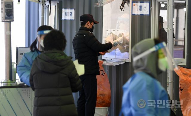 서울시 노숙인 시설 관련 신종 코로나바이러스 감염증(코로나19) 확진이 잇따라 발생하고 있는 31일 서울 중구 서울역 앞 광장에 마련된 임시선별검사소를 찾은 시민들이 검사를 받고 있다. 중앙재난안전대책본부는 전국 노숙인이 1만1000여 명, 쪽방 주민은 5600여 명에 달한다며 코로나19 검사를 강화하겠다고 밝혔다. 권현구 기자