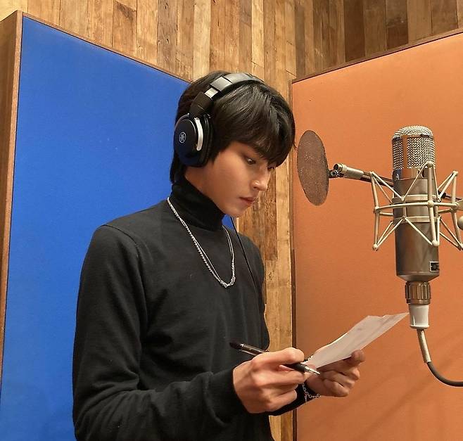 Actor Hwang In-yeop released the scene of recording the Drama OST.Hwang posted a photo on his instagram on February 1 with various music emoticons.The photo shows Hwang In-yeop, who is wearing a black turtleneck and concentrating on the recording while wearing headphones. He boasts a sculpture-like beauty and thrills many fans.Hwang In-yeop participated in the JTBC Drama Goddess Gangrim OST, which is currently appearing. The song will be released on February 5.On the other hand, Hwang In-yeop played Han Seo-joon in Goddess Gangrim. The Drama is broadcast every Wednesday and Thursday at 10:30 pm.