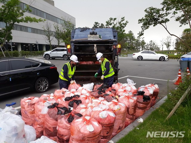 [통영=뉴시스] 신정철 기자= 경남 통영시는 오는 11일부터 시작되는 설 명절 연휴기간 동안에 귀성객과 시민들이 깨끗한 환경에서 명절 분위기를 느낄 수 있도록 생활쓰레기 수거 비상체제에 들어간다고 1일 밝혔다.(사진=통영시 제공).2021.02.01. photo@newsis.com