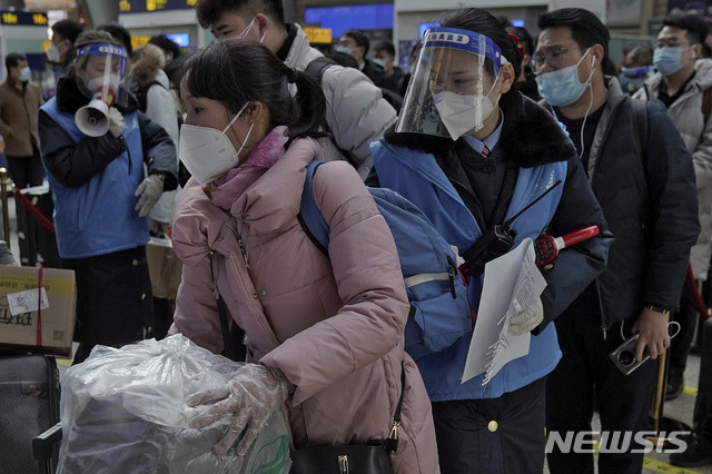 [베이징=AP/뉴시스] 1월28일(현지시간) 중국 베이징 남역에서 신종 코로나바이러스 감염증(코로나19) 확산을 막기 위해 마스크와 페이스 실드(얼굴 가리개)를 착용한 승객·직원들의 모습. 2021.02.01.