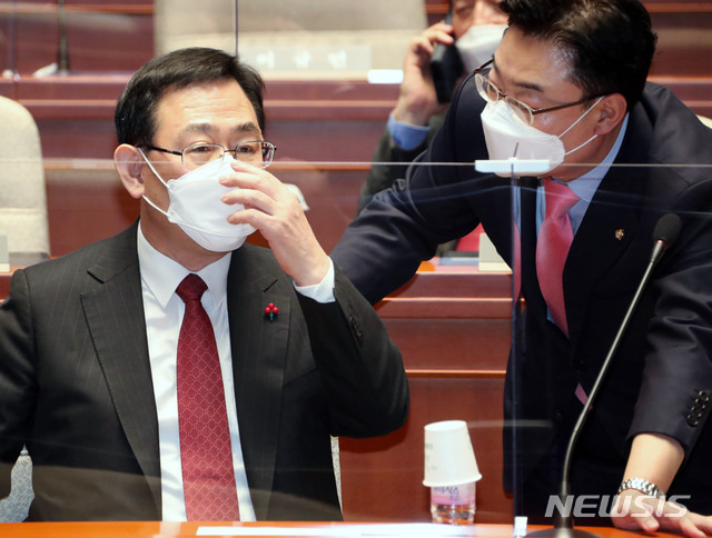 [서울=뉴시스]최동준 기자 = 국민의힘 주호영 원내대표, 김성원 원내수석부대표가 1일 서울 여의도 국회에서 열린 의원총회에서 대화하고 있다. (공동취재사진) 2021.02.01. photo@newsis.com