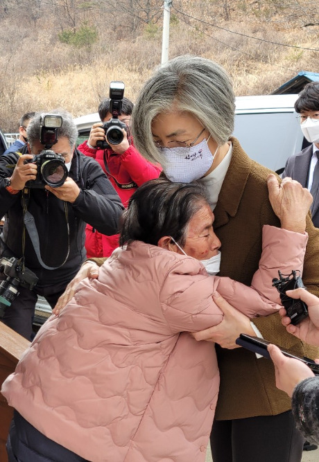 강경화(오른쪽) 외교부 장관과 박필근(왼쪽)할머니가 포응하고 있다. 독자제공