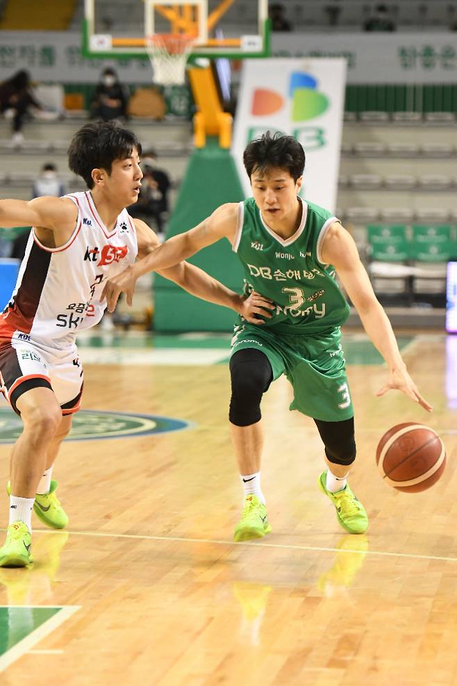 형 허웅(오른쪽)과 동생 허훈의 맞대결. KBL 제공