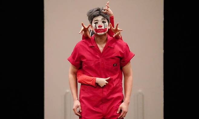 다크서클즈 컨템포러리 댄스의 ‘두 개의 혀 -&nbsp;A Double Tongue’ (2월 19∼21일, 아르코예술극장).