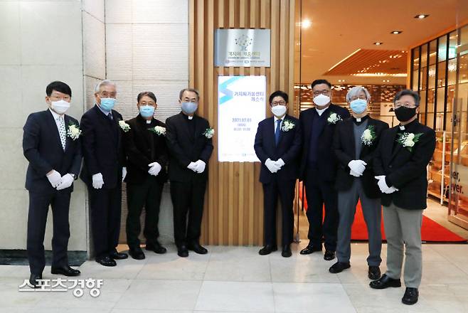 1일 서울성모병원 겨자씨키움센터 개소식에 참석한 사람들이 기념사진을 찍고 있다. 사진 서울성모병원 제공