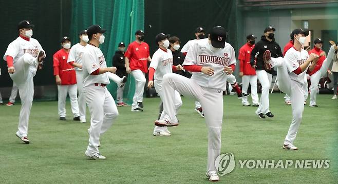 SK 와이번스의 '마지막 스프링 캠프' (서귀포=연합뉴스) 박지호 기자 = 신세계그룹 이마트로 매각되는 프로야구 KBO리그 SK 와이번스 선수단이 1일 오후 제주 서귀포시 강창학구장에 '마지막 스프링 캠프'를 차리고 훈련하고 있다. 2021.2.1 jihopark@yna.co.kr