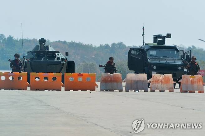 군부 쿠데타 선언 속 의사당 봉쇄한 미얀마군 (네피도 AFP=연합뉴스) 미얀마 군부가 쿠데타를 선언한 1일(현지시간) 군이 수도 네피도의 국회 의사당으로 가는 길목에 바리케이드를 쌓고 장갑차와 트럭 앞에서 경계를 서고 있다. 미얀마 실권자인 아웅산 수치 국가고문 등 정부 고위 인사들을 구금한 군부는 이날 새벽 TV를 통해 비상사태를 선포했다. sungok@yna.co.kr