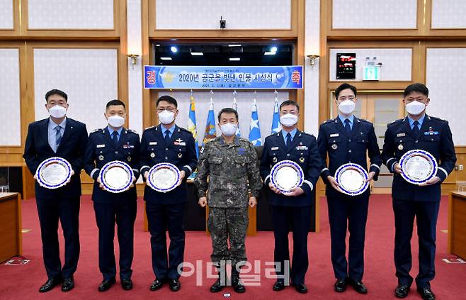 2일 공군본부에서 열린 2020년 공군을 빛낸 인물 시상식에서 수상자들이 이성용 공군참모총장과 함께 단체사진을 촬영하고 있다. (사진=공군)