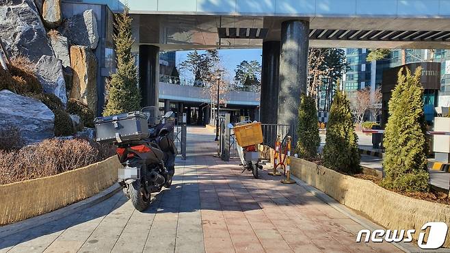 2일 서울 시내 T아파트 앞 배달 노동자들의 오토바이들이 '진입금지'가 적힌 입간판 앞에 세워져있다. 2021.2.2/© 뉴스1 강수련 기자