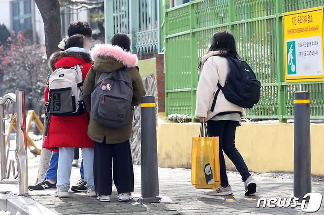 지난달 28일 서울시내 한 초등학교에서 학생들이 하교하고 있다/뉴스1 © News1 황기선 기자