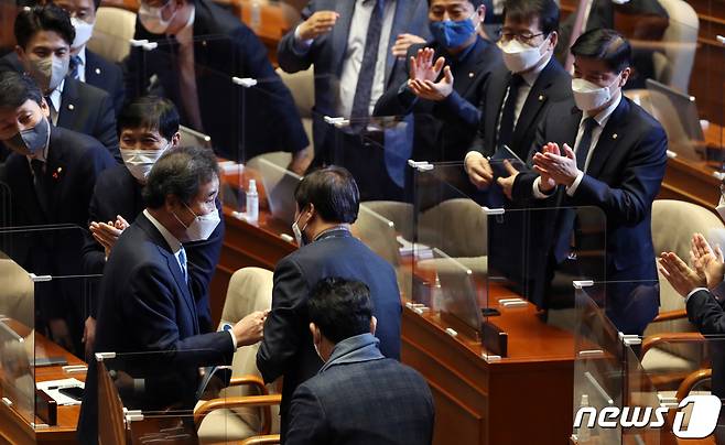 이낙연 더불어민주당 대표가 2일 오전 서울 여의도 국회 본회의장에서 열린 제384회 국회(임시회) 제2차 본회의에서 교섭단체 대표연설을 마치고 동료의원의 박수를 받으며 퇴장하고 있다. 2021.2.2/뉴스1 © News1 성동훈 기자