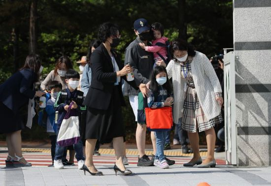 지난해 5월27일 서울 성북구 월곡초등학교에서 학생들이 등교하고 있다. 이날은 고등학교 2학년과 중학교 3학년, 초등학교 1∼2학년, 유치원생들의 등교 수업이 시작됐던 날이다. [이미지출처=연합뉴스]