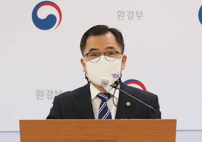 홍정기 환경부 차관이 1일 세종시 정부세종청사에서 2021년 환경부 업무계획 주요 내용을 발표했다.<연합뉴스>