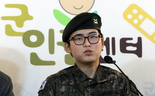 변희수 전 하사가 지난해 1월22일 오후 서울 마포구 군인권센터에서 기자회견을 열고 “성소수자 군인들이 차별받지 않는 환경에서 복무했으면 한다. 성정체성을 떠나 이 나라를 지키는 군인이 될 기회를 달라”고 말하고 있다. 김경호 선임기자 jijae@hani.co.kr