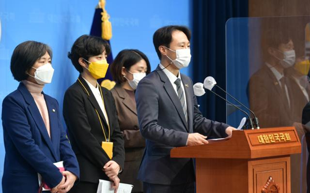 이탄희 더불어민주당 의원이 1일 국회 소통관에서 류호정 정의당, 강민정 열린민주당, 용혜인 기본소득당 의원과 함께 임성근 법관 탄핵소추안 발의 기자회견을 하고 있다 . 오대근 기자