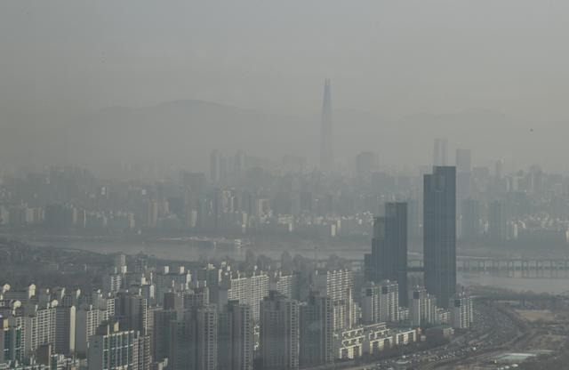 지난달 14일 오전 63빌딩에서 본 서울 시내가 매우 뿌옇다. 왕나경 인턴기자