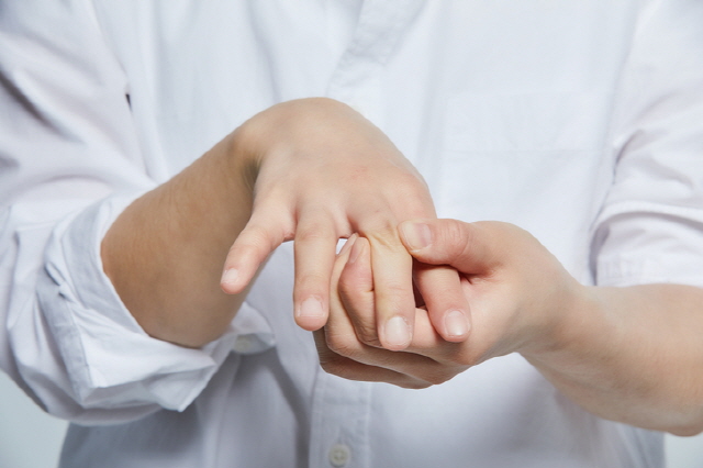 손발 저림 증상의 원인에는 혈액순환 장애 외에도 손목터널증후군, 발목터널증후군, 말초신경병증, 목디스크 같은 신경계 질환이 있다./사진=게티이미지뱅크