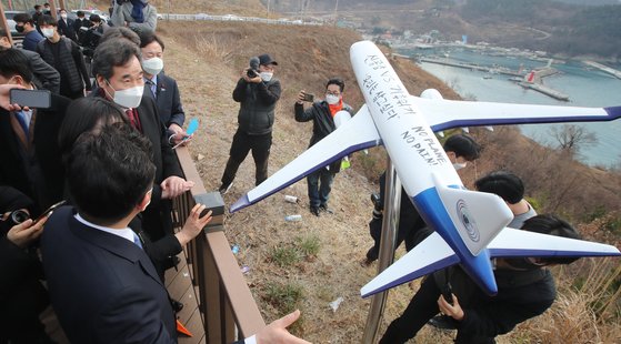 지난달 21일 이낙연 더불어민주당 대표가 부산 강서구 가덕도의 대항전망대를 방문해 신공항 부지를 살펴보고 있다. 민주당은 가덕도신공항 특별법을 2월 중에 처리하겠다고 공언했다. 국민의힘도 부산시장 선거 판세가 어려워지면서 가덕도에 힘을 실으려는 움직임이다. [중앙포토]