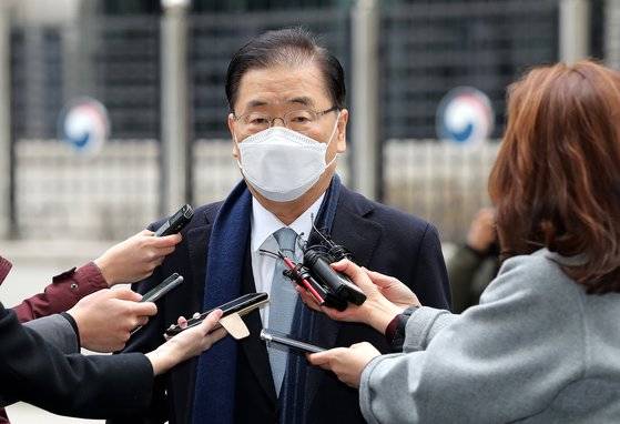 지난달 21일 서울 종로구 사무실로 출근하며 취재진의 질문에 답하는 정의용 외교부 장관 후보자 [뉴스1]