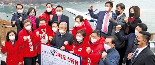 < 파이팅 외치는 김종인·부산시장 후보들 > 김종인 국민의힘 비상대책위원장(앞줄 가운데)이 1일 부산 가덕도에 있는 대항전망대에서 부산시장 보궐선거에 출마한 국민의힘 후보들과 함께 가덕도신공항 프로젝트의 성공을 기원하며 파이팅을 외치고 있다.   뉴스1