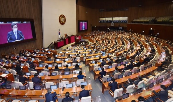 이낙연 더불어민주당 대표가 2일 오전 서울 여의도 국회 본회의장에서 열린 본회의에서 교섭단체 대표연설을 하고 있다. /사진=연합뉴스