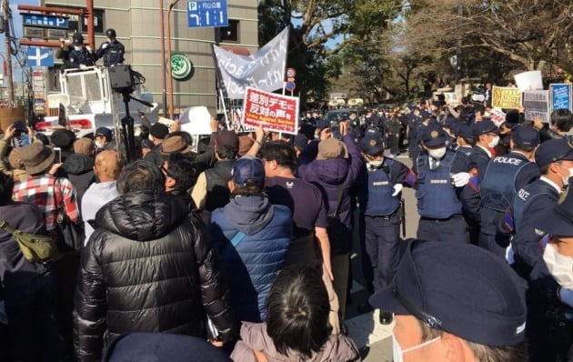 2019년 3월 일본 교토 번화가인 기온에서 우익들이 혐한시위를 한 가운데 이에 반대하는 카운터 시위대들이 헤이트 스피치 중단을 촉구하고 있다. /사진=연합뉴스