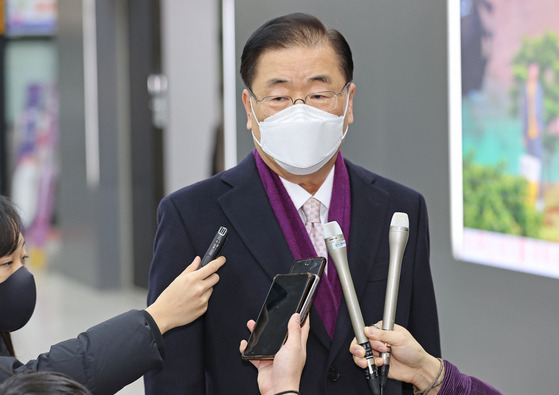 Chung Eui-yong, foreign minister-nominee and former national security adviser of President Moon Jae-in, speaks to reporters on Tuesday.  [YONHAP]