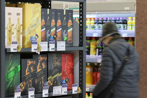 Whiskey is displayed at a large supermarket in Seoul on Tuesday. According to data from the Korea Customs Service on Tuesday, whiskey imports declined 13.9 percent to $132.5 million last year, the lowest in 21 years, as drinking patterns changed and demand slowed due to the coronavirus pandemic. [YONHAP]