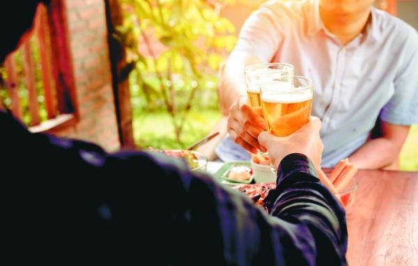 코로나19로 홈술, 혼술족이 늘고있다. 조금씩 자주 마시는 행태가 굳어지면 자신도 모른 사이 술에 내성을 갖게돼 알코올 중독으로 이어지기 쉽다는 게 전문가들의 의견이다. 123RF 제공