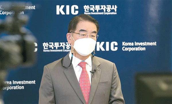 최희남 한국투자공사(KIC) 사장이 2일 온라인으로 진행된 `2021년 신년 기자간담회`를 통해 지난해 성과와 올해 투자 방향에 대해 설명하고 있다. [사진 제공 = KIC]